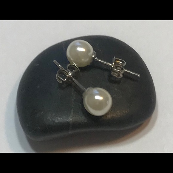 Faux Simulated Pearl Studs in 925 Silver - Picture 1 of 4